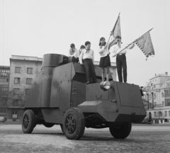 Magyarország, Budapest XIV., Ötvenhatosok tere (Felvonulási tér), Lenin páncélautójának mása., 1970, MHSZ, úttörő, zászló, páncélautó, Budapest, replika, Fortepan #18563