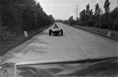 Magyarország, Budapest X., a Ferihegyi repülőtérre vezető út a Kőér utca közelében. Tóth Gyula az általa épített Skoda special versenyautót teszteli., 1955, Tóth Tibor, Budapest, versenyautó, országút, Fortepan #185632