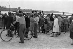 Magyarország, Balatonlelle, móló, kikötő. Háttérben a balatonboglári Várdomb., 1954, Tóth Tibor, kerékpár, csoportosulás, móló, Fortepan #185645