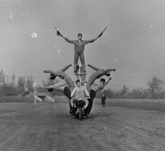 Magyarország, Népliget, Budapest X., Építők pálya, motoros akrobaták., 1966, MHSZ, motorkerékpár, stadion, Budapest, széttárt kar, Fortepan #18569