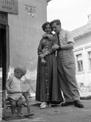 Hungary, Pécs, Nagy Jenő utca - Petőfi utca sarok., 1957, Kádár József, kid, man and woman, street name sign, Fortepan #185737