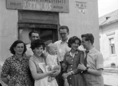 Hungary, Pécs, Nagy Jenő utca - Petőfi utca sarok., 1957, Kádár József, carpenter, family, house number sign, street name sign, generations, Fortepan #185738