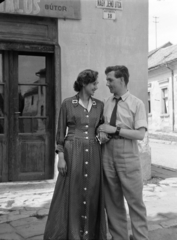 Hungary, Pécs, Nagy Jenő utca - Petőfi utca sarok., 1957, Kádár József, wrist watch, dotted dress, man and woman, Fortepan #185739