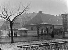 Magyarország, Szolnok, Kossuth Lajos út, balra a Szigligeti utca torkolata, háttérben a Táncsics Mihály utca házsora., 1958, Kádár József, hirdetőoszlop, pavilon, szabóság, reklám, Fortepan #185744