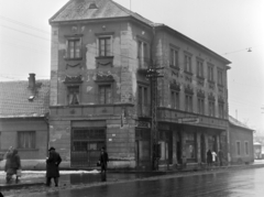 Hungary, Szolnok, Baross utca (Beloiannisz út), szemben a 26. számú épület, balra a Zrinyi utca torkolata., 1957, Kádár József, tenement house, hairdresser, cornerhouse, Fortepan #185746