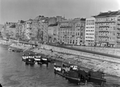 Hungary, Budapest V., kilátás a Szabadság hídról a Belgrád rakpart felé., 1957, Kádár József, Budapest, tenement house, ship, Fortepan #185749