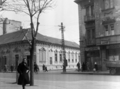 Magyarország, Szolnok, Baross utca (Beloiannisz út), szemben a Zrínyi utca., 1957, Kádár József, utcakép, villanyoszlop, kváderkő, épületdísz, fodrászat, Fortepan #185753