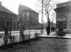 Magyarország, Szolnok, Hősök tere, szemben balra a Zrínyi utca torkolata, jobbra a Baross utca., 1957, Kádár József, fényképész, utcaseprő, szemeteskocsi, útkereszteződés, Fortepan #185754