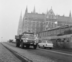 Hungary, Budapest V., Széchenyi rakpart, háttérben a Parlament, Zil teherautó., 1969, MHSZ, Gerrman brand, Trabant-brand, Soviet brand, commercial vehicle, ZIL-brand, Imre Steindl-design, parliament, Neo-Gothic-style, number plate, learner driver, eclectic architecture, Budapest, Fortepan #18576