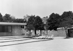 Magyarország, Balatonfüred, Jókai Mór utca a Tagore sétány végénél, ma itt áll a Szabadtéri Színpad., 1960, Kádár József, üzletsor, Fortepan #185793