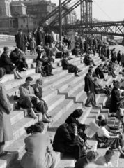 Hungary, Budapest V., alsó rakpart, háttérben a lerombolt Erzsébet híd pesti hídfője., 1960, Kádár József, Budapest, relaxation, sitting on stairs, Fortepan #185823