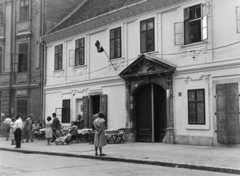 Hungary, Budapest I., Országház utca 10., 1960, Kádár József, Budapest, baby carriage, pediment, Fortepan #185825