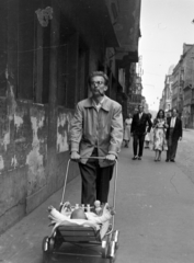 Hungary, Budapest VII., Dohány utca az Erzsébet (Lenin) körút felé nézve, a kép jobb oldalán távolabb a New York palota sarka látszik., 1960, Kádár József, baby carriage, Budapest, Fortepan #185831