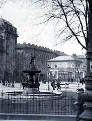 Magyarország, Budapest VIII., Rákóczi tér, Négy évszak szökőkút Mátray Lajos és Ybl Miklós alkotása. Háttérben balra a Vásárcsarnok, jobbra a Déri Miksa (Déry) utca és a Német utca torkolata., 1936, Vaskapu utca, Budapest, Fortepan #185848