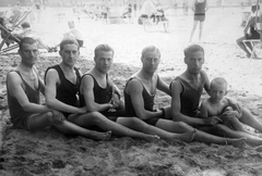 1927, Fortepan, strand, szabadidő, fürdőruha, csoportkép, férfiak, nyár, fiú, nyugágy, mutatvány, homok, terpeszülés, kakukktojás, Fortepan #18586