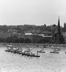 Magyarország, Budapest I., augusztus 20-i vízi- és légiparádé a Dunán, szemben a Bem rakpart, jobbra a Szilágyi Dezső téri református templom., 1973, MHSZ, Budapest, Fortepan #185903