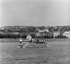 Magyarország, Budapest II., augusztus 20-i vízi és légiparádé a Széchenyi rakparttól nézve, szemben a Bem rakpart és a Rózsadomb házai., 1981, MHSZ, Budapest, Fortepan #185906