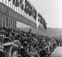 Magyarország, Budapest V., pesti alsó rakpart, tribün a Parlament előtt az augusztus 20-i vízi- és légiparádén., 1977, MHSZ, Budapest, Fortepan #185932