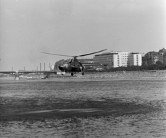 Magyarország, Budapest V.,Budapest XIII., Augusztus 20-i ünnepség a Dunán, szemben a Széchenyi rakpart., 1972, MHSZ, helikopter, augusztus 20, légiparádé, Mil-márka, Mil Mi-1, Budapest, Fortepan #185952