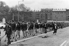 Magyarország, Budapest XIV., Ötvenhatosok tere (Felvonulási tér), május 1-i felvonulás. A háttérben az Ajtósi Dürer sor épületei., 1982, MHSZ, május 1, Budapest, ifjú gárda, Fortepan #185959