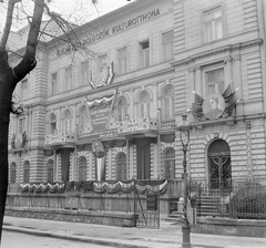 Magyarország, Budapest VI., Andrássy (Sztálin) út 100., 1952, Fortepan, Lenin-ábrázolás, politikai dekoráció, címer, gázlámpa, szemetes, április 4, Rákosi Mátyás-ábrázolás, Sztálin ábrázolás, Budapest, kovácsoltvas kerítés, Rákosi-címer, élelmiszeripar, Fortepan #1860