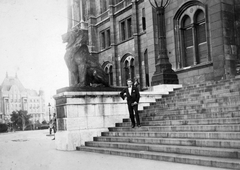 Magyarország, Budapest V., Kossuth Lajos tér, Parlament., 1935, Nagy Ilona, szobor, oroszlán, Steindl Imre-terv, országház, neogótika, eklektikus építészet, Budapest, Fortepan #18608