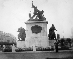 Magyarország, Nyíregyháza, Hősök tere (Bessenyei tér), Hősök szobra (Kisfaludi Strobl Zsigmond, 1928.)., 1934, Nagy Ilona, szobor, sárkány ábrázolás, Fortepan #18609