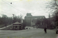 Ukrajna, Kijev, Mihajlo Hrusevszkij utca (ekkor Dr. Todt Strasse) az Európa tér (ekkor Adolf-Hitler-Platz) felől, szemben jobbra Ukrajna Nemzeti Művészeti Múzeuma.
, 1943, Fortepan/Album044, Walter Genewein, Fortepan #186185