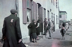 Lengyelország, Łódź, a lodzi gettó német adminisztrátora beszélget egy csoport zsidó nővel a lodzi gettó egyik épülete előtt., 1942, Fortepan/Album044, Walter Genewein, színes, Dávid csillag, Fortepan #186208