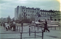 Lengyelország, Łódź, a Tanfani piac (később plac Piastowski), háttérben az ulica Bazarowa (Bazargasse) épületei, szemben a 10 szám. Részlet a lódz-i gettóból., 1942, Fortepan/Album044, Walter Genewein, rakodás, deszkarakás, Fortepan #186266