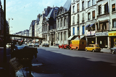 France, Paris, Rue Saint-Antoine, jobbra a bejárat feletti teraszos épület a Hôtel de Sully., 1960, Lugosi Szilvia, colorful, automobile, Fortepan #186318