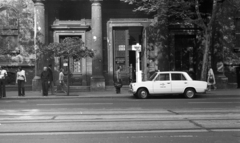 Magyarország, Budapest VIII., Múzeum körút, az ELTE épülete., 1977, Gulyás Zsuzsa, Budapest, taxi, VAZ 2101, Fortepan #186349