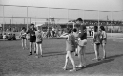 Magyarország, Budapest XXI., Duna utca, a Csepeli Papírgyár sportpályája. Jobbra a Gubacsi híd a Ráckevei (Soroksári)-Duna felett., 1977, Gulyás Zsuzsa, Budapest, Fortepan #186355