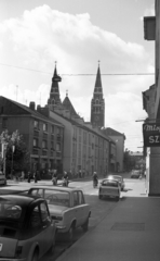 Magyarország, Szeged, Oskola utca a Dóm tér felé nézve, háttérben a Fogadalmi templom tornyai., 1977, Gulyás Zsuzsa, parkoló, Trabant 601, motorkerékpár, Fortepan #186361