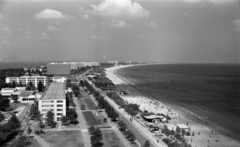 Románia, Konstanca, Mamaia, kilátás a Hotel Parc-ból a szállodasorra és a tengerpartra., 1975, Gulyás Zsuzsa, Fortepan #186397