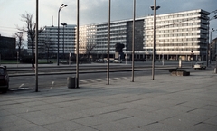 Németország, Chemnitz, (Karl Marx Stadt), középen a Karl Marx emlékmű a Strasse der Nationen és a Brückenstrasse (Karl Marx Allee) kereszteződésénél., 1982, Gulyás Zsuzsa, színes, NDK, Fortepan #186409