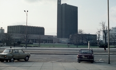 Németország, Chemnitz, (Karl Marx Stadt), Brueckenstrasse 19., Dorint Kongresshotel, balra a Stadthalle., 1982, Gulyás Zsuzsa, színes, Wartburg-márka, Wartburg 353, NDK, Fortepan #186410