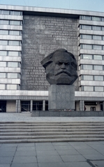 Németország, Chemnitz, (Karl Marx Stadt), Karl Marx emlékmű a Brückenstrasse (Karl Marx Allee) és a Strasse der Nationen kereszteződésénél., 1982, Gulyás Zsuzsa, színes, NDK, Fortepan #186412