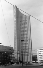 Németország, Lipcse, Augustusplatz (Karl-Marx-Platz), előtérben a Mendebrunnen, balra a Gewandhaus, jobbra a Panorama Tower., 1982, Gulyás Zsuzsa, NDK, Fortepan #186434