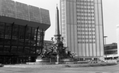 Németország, Lipcse, Augustusplatz (Karl-Marx-Platz), előtérben a Mendebrunnen, balra a Gewandhaus, jobbra a Panorama Tower., 1982, Gulyás Zsuzsa, NDK, Fortepan #186435