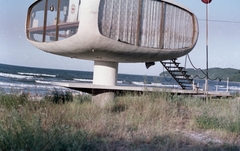 Németország, Binz, Rügen, mentő torony (Rettungsturm) a strandon., 1983, Gulyás Zsuzsa, színes, NDK, modern építészet, Fortepan #186464