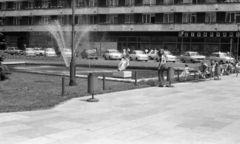 Magyarország, Kecskemét, Kossuth tér, szemben a "Lordok háza" társasház., 1981, Gulyás Zsuzsa, Volkswagen Typ3, Dacia 1300, parkoló, Trabant 601, Polski Fiat 125p, Fortepan #186472