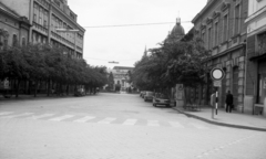 Magyarország, Esztergom, Lőrinc utca (Mártírok útja) a Széchenyi tér felé nézve., 1974, Gulyás Zsuzsa, gyalogátkelő, parkoló, Fortepan #186478