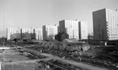 Magyarország, Budapest XIV., Füredi utcai lakótelep, Ond vezér sétány a Szentmihályi út felé nézve, jobbra a Kerepesi út melletti házak láthatók., 1973, Gulyás Zsuzsa, Budapest, Fortepan #186508