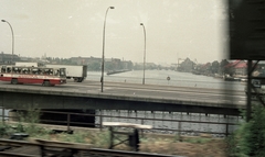 Németország, Berlin, Kelet-Berlin, a Spree folyó a Ringbahnbrücke Oberspree-n áthaladó vonat ablakából nézve. Előtérben az Elsenbrücke, a távolban az Oberbaumbrücke körvonalazódik., 1983, Gulyás Zsuzsa, színes, NDK, Kelet-Berlin, autóbusz, Fortepan #186518