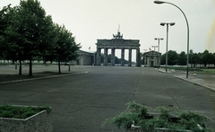 Németország, Berlin, Kelet-Berlin, a Brandenburgi kapu az Unter den Linden felől nézve., 1983, Gulyás Zsuzsa, színes, NDK, Kelet-Berlin, Fortepan #186519