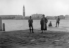 Olaszország, Velence, San Giorgio Maggiore sziget, háttérben a Bacino di San Marco öböl, a Dózse palota és a Szent Márk-székesegyház harangtornya., 1936, Jankovszky György, palota, könyvtár, harangtorony, hátratett kéz, zsebredugott kéz, Fortepan #18656