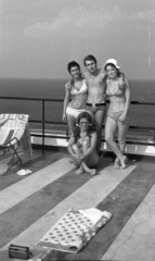 Románia, Konstanca, Mamaia, Hotel Parc, tetőterasz., 1975, Gulyás Zsuzsa, Sokol-márka, bikini, Fortepan #186561