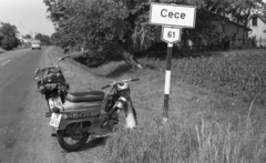 Magyarország, Cece, a 61-es főút a település határánál., 1971, Gulyás Zsuzsa, motorkerékpár, rendszám, helységnév tábla, Fortepan #186563