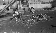 Magyarország, Budapest IX., Illatos út, játszótér a Gubacsi út közeli szükséglakás-telepen. Az 1956-os forradalom alatt elesettek ideiglenes sírjai., 1956, Gulyás Zsuzsa, Budapest, virág, sírhalom, Fortepan #186581